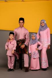 See more ideas about baju kurung, sewing, baju melayu. 5 Warna Ini Paling In Untuk Tampil Sedondon Di Hari Raya Keluarga