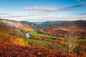 Les paysages du pays de galles en charment plus d'un. La Belle Vallee De La Wye Au Pays De Galles Wyevalley Valley Wales Paysdegalles Alainntours Autumn Landscape Na Pays De Galles Paysage Sauvage Pays