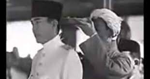 Pelantikan Presiden Ris Pertama Soekarno 1st President Of Indonesia Sejarah Presiden Dan Budaya