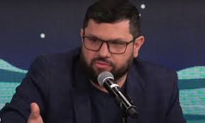 Gabriel rodrigues, filho do senador dpvat, randolfe rodrigues, acusou ediney pires, membro da organização avb (voluntários pelo brasil), de ser um fascistinha escroto com fetiche por armas e disseminador de fake news. 1dfmjbmz8hz6 M