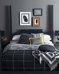 That's because dark colors visually recede, fooling the eyes into seeing the walls as further away than they really are. Black Room Color Whaciendobuenasmigas