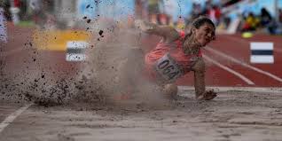 Badan berdiri tegak, kedua lengan bebas kesamping badan. Teknik Dasar Lompat Jangkit Approach Hop Step Dan Jump Halaman All Kompas Com