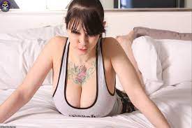 Jennique Adams - Free nude pics, galleries & more at Babepedia