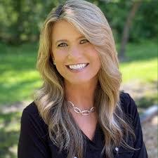 Elizabeth Null's Instagram, Twitter & Facebook