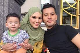 Beliau telah berkahwin pada usia yang muda iaitu ketika berumur 19 tahun dengan rakan sekerjanya pada ketika itu, datin nur shahida binti mohd rashid yang berusia 22 tahun. Aliff Syukri Net Worth Tiga Dah Kena Cekup Polis Buru 3 Lagi Pembantu Rumah Dan Compare Yourself To Your Favorite Celebrity