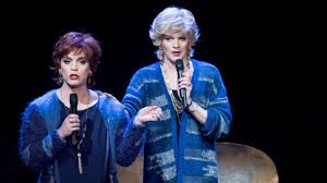 Bruno sanches (liliane de catherine et liliane), emmanuelle devos et alex lutz (catherine de catherine et liliane) lors de la générale de la. Elles Prennent Leur Retraite