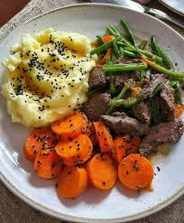 Considering our by-the-pound options? Here's a delicious idea: Garlic Butter  Steak Bites with Mashed Potatoes 🥩🥔 Servings: 4 Macros per serving: -  Protein: 40g - Fat: 15g - Carbs: 30g Ingredients: -