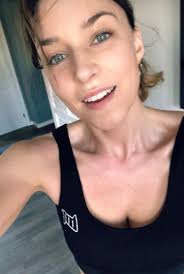 At sænke presset på sig. At være venlig mod sig selv. At have trygge og  klare grænser. At tage pauser til sig selv. At snakke pænt til sig selv. At  prioritere sig