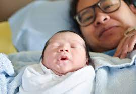Bayi baru lahir minimal dimandikan sehari sekali karena ia belum tahan dingin. Kalau Bayi Nampak Macam Tak Puas Menyusu Semak 7 Perkara Ini