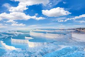 Το pamukkale , που σημαίνει κάστρο βαμβάκι στα τουρκικά , είναι μια φυσική περιοχή στην επαρχία denizli στη νοτιοδυτική τουρκία. The Cotton Castle And Its Elixir Of Youth Pamukkale