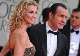Alexandra has a daughter named chloé (born in october 1997) with actor thomas jouannet from whom she separated in 2003.2 that same year she had a relationship with actor jean dujardin whom she met during the filming of the series un gars, une fille. Jean Dujardin Alexandra Lamy Evoque Son Ancien Statut De Femme De Elle