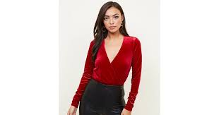 Blouse vintage rouge satiné col montant drapé boutonné manches longues taille 40 fr. Body En Velours Rouge Effet Croise A Manches Longues New Look