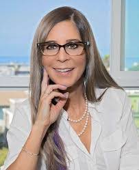 Lisa Penny's Instagram, Twitter & Facebook