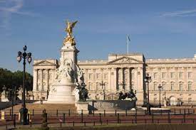 Buckingham palace) jest oficjalną rezydencją brytyjskich monarchów i jednocześnie największym na świecie pałacem. Zabytki Wielka Brytania