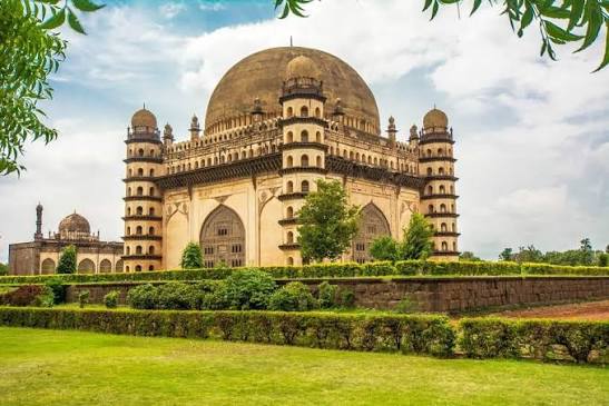 This is the Gumbaz in Srirangapatna, Karnataka, India. 🇮🇳 It is the mausoleum of Tipu Sultan, the ruler of the Kingdom of Mysore.