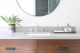 Le Bonheur D Une Salle De Bain Apaisante Un Quartz Gris Doux 4004 Raw Concrete Associe A Des Cabinets De No Round Mirror Bathroom Home Decor Bathroom Mirror