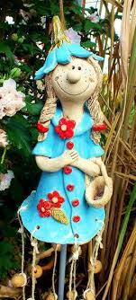 Eine Hubsche Elfe Als Windspiel Fur Ihren Garten Die Figur Wurde Liebevoll Teilglasiert Und Ist Frostfest Gebrannt A Windspiele Gartenkeramik Lustige Figuren