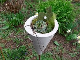 Bastelanleitung Fur Einen Gartenstecker Aus Beton Basteln Und Dekorieren Gartenstecker Basteln Mit Beton Fruhlings Dekoration