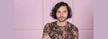 El actor santiago meneghello cantó si tu no vuelves de miguel bosé sobre el escenario de the covers, consiguiendo buenos comentarios por . Santiago Meneghello Y Su Rol En Casa De Munecos Este Tema Esta Teniendo Una Recepcion Super Importante Fotech Cl