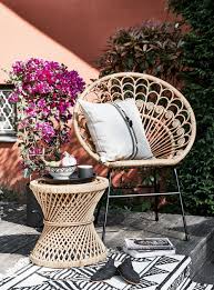 Rattan Love Auf Diesem Wunderschonen Terrasse Entspannen Wir An Einem Sommertag Am Liebsten Luftig Leichte K Rattan Hocker Beistelltisch Balkon Beistelltisch