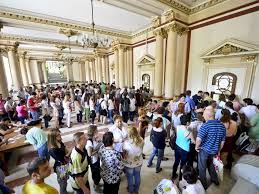 Desi nu au acreditare, acestea inscriu anual sute de studenti si elibereaza diplome false. Job Fara Diploma De Facultate Nu Exista Sute De Tineri Isi Negociaza Viitorul Academic La Targul De Universitati Din Capitala Incont Stirileprotv Ro