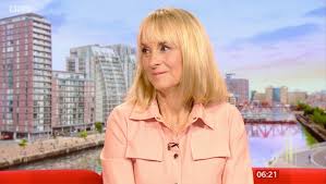 Louise minchin ist zu einer hauptstütze von bbc breakfast geworden, die gemeinsam mit dan walker moderiert und uns seit über einem jahrzehnt begeistert. Bbc Breakfast S Louise Minchin Reveals Real Reason She Quit With Time Off For Operation Her Wake Up Call