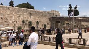 El viajero atraviesa la plaza que desciende hacia el muro, franquea una verja y de una caja que hay en la entrada toma una kippah. Amigos Cristianos De Israel Jerusalen Muro De Los Lamentos Facebook