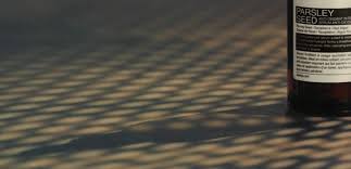 Aesop 香芹籽抗氧化高效精華全新配方，更輕盈的質地最適合香港天氣