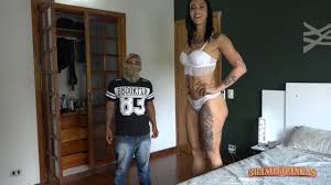 Рослая высокая длинноногая брюнетка и маленький засранец