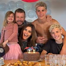 Fernanda Lima mostra clique raro ao lado da família