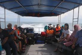 Untuk datang ke pulau redang, anda boleh menaiki bot laju dan feri daripada beberapa buah jeti yang terdapat di terengganu. Terengganu Part 2 Pulau Redang Nurulzayani Com