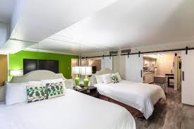 The hotel that has the most 2 bedroom suites is caesars palace. 3txrw29taufaom