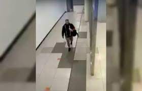 Un pasajero rob a una empleada del aeropuerto de Ezeiza: Lo descubrieron  por las cmaras | LaNoticia1.com