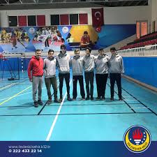 Tepebaşı belediyesi su sporları merkezi, eskişehirlilerin vazgeçilmezi olarak hizmet vermeyi sürdürüyor. Badminton Takimimiz Finalde Ted Eskisehir Koleji