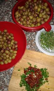Acquista online le nostre olive taggiasche denocciolate in olio extravergine provenienti solo da coltivazioni locali! Olive Sott Olio Le Ricette Di Nonna Paola Ricette Ricette Di Cucina Pasti Italiani