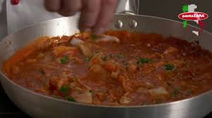 Baccalà saporito al sugo è uno dei pochi modi in cui mi piace mangiare il baccalà, questo perché se resta una spina pur piccolissima, state tranquilli che capita a me. 07 Rigatoni Al Sugo Di Baccala Youtube