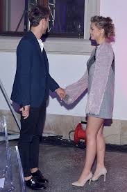 Aktorka młodego pokolenia, którą widzowie mogą kojarzyć z teatru, z seriali na dobre i na złe, za marzenia, powiedz tak, hotel 52 czy filmów galerianki, kochanie. Anna Karczmarczyk Wziela Slub W Tajemnicy Jej Maz Pokazal Kilka Zdjec