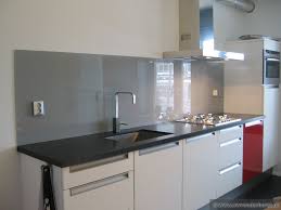 glaswand in keuken minimalistische glazen keuken achterwand glasplaat achterwand keuken achterwand keuken keuken ontwerp