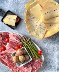 Car la raclette que l'on sert la plupart du temps au québec est à mille lieues de la véritable raclette suisse, composée vraiment du beau fino, certes commercial, mais tout à fait agréable pour son prix et représentant la porte d'entrée idéale pour faire ses gammes aromatiques avec l'univers du xérès. Guide Pour Une Raclette Parfaite Et Originale Urbaine City