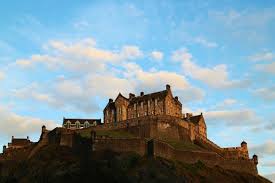 El castillo de edimburgo ha dominado durante siglos el horizonte de la ciudad de edimburgo que es patrimonio de la humanidad. Lugares De Miedo Castillo De Edimburgo Ser Turista
