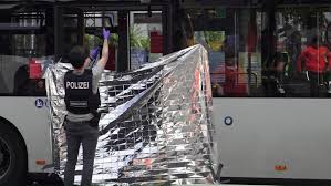 In erfurt sucht die polizei mit einem großaufgebot nach einem flüchtigen angreifer! Messerattacke In Bonner Bus 55 Jahriger Festgenommen Opfer Lebensgefahrlich Verletzt