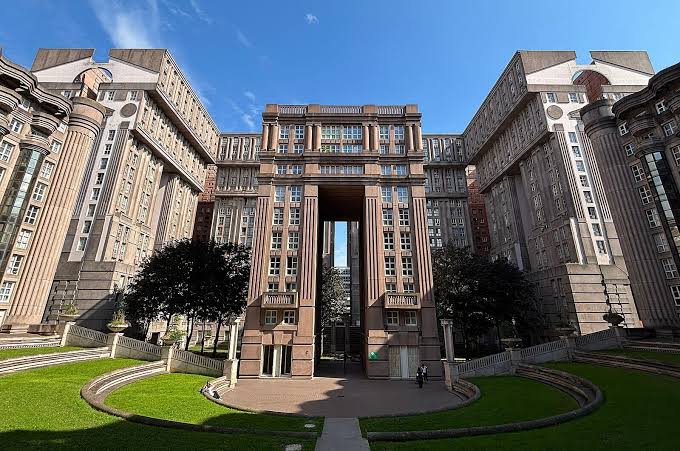 A Noisy-le-Grand, les Espaces d'Abraxas de Ricardo Bofill ont lanc&eacute; leur mue | Citoyens.com