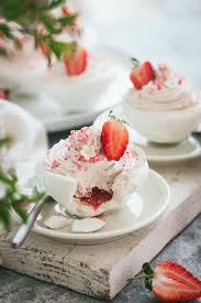 Pavlovas Aux Fraises Chantilly A La Fraise Recette Avec Des Fraises Recettes Sucrees Pavlova