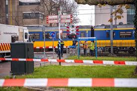 Daarom monitoren ze continu het treinverkeer, lossen incidenten snel en veilig op en zijn betrokken bij het voorbereiden van grote events, van koningsdag tot de formule 1. Treinverkeer Hervat Na Ongeval Op Spoor Schoolstraat Hilversum