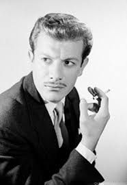 Raul Ramirez, actor, viste de traje con corbata y cigarrillo en mano  derecha, retrato