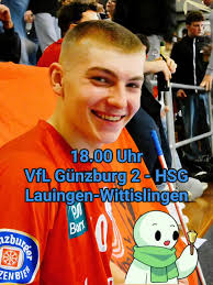 Lukas Lerner: "WIEDER KEIN FUßBALL" Diesmal musste die B-Jugend Kopfbälle  üben. Einfach so?! Abizeit meinte der Trainer, da müsse man mit einer  Stegreifaufgabe rechnen. Klar, ließen die Ergebnisse zu wünschen übrig,  obwohl