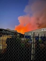 Ces catastrophes « naturelles » sont malheureusement liées à l'activité humaine et au réchauffement climatique qui en découle. Incendie Dans Le Centre De Gilly Il Est Visible A Des Kilometres A La Ronde Et Un Perimetre De Securite A Ete Mis En Place Le Feu Maitrise Photos Videos