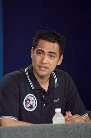 Lebih istimewa, anak kembarnya berkongsi tarikh lahir yang sama dengannya. Sheikh Muszaphar Shukor Wikipedia