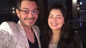 وخلال الندوة قال «رزق» لإنه يشرفه العمل مع محمد رمضان حيث جمعهم فيلم «الكنز» من قبل، مؤكدًا أنه أفضل من يجسد الفنان الراحل أحمد زكي. Ø´Ø§Ù‡Ø¯ Ù…ÙˆÙ‚Ù ÙƒÙˆÙ…ÙŠØ¯ÙŠ Ø¨ÙŠÙ† Ø£Ø­Ù…Ø¯ Ø²Ø§Ù‡Ø± ÙˆØ§Ø¨Ù†ØªÙ‡ Ù„ÙŠÙ„Ù‰ ÙÙŠ ÙØ±Ø­ Ù…Ø­Ù…Ø¯ Ø¹Ù„ÙŠ Ø±Ø²Ù‚ ÙÙŠØ¯ÙŠÙˆ Ù„Ù‚Ø·Ø§Øª