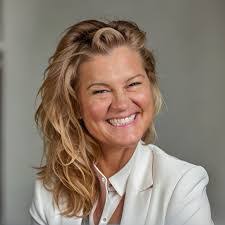 Margot Perry's Instagram, Twitter & Facebook